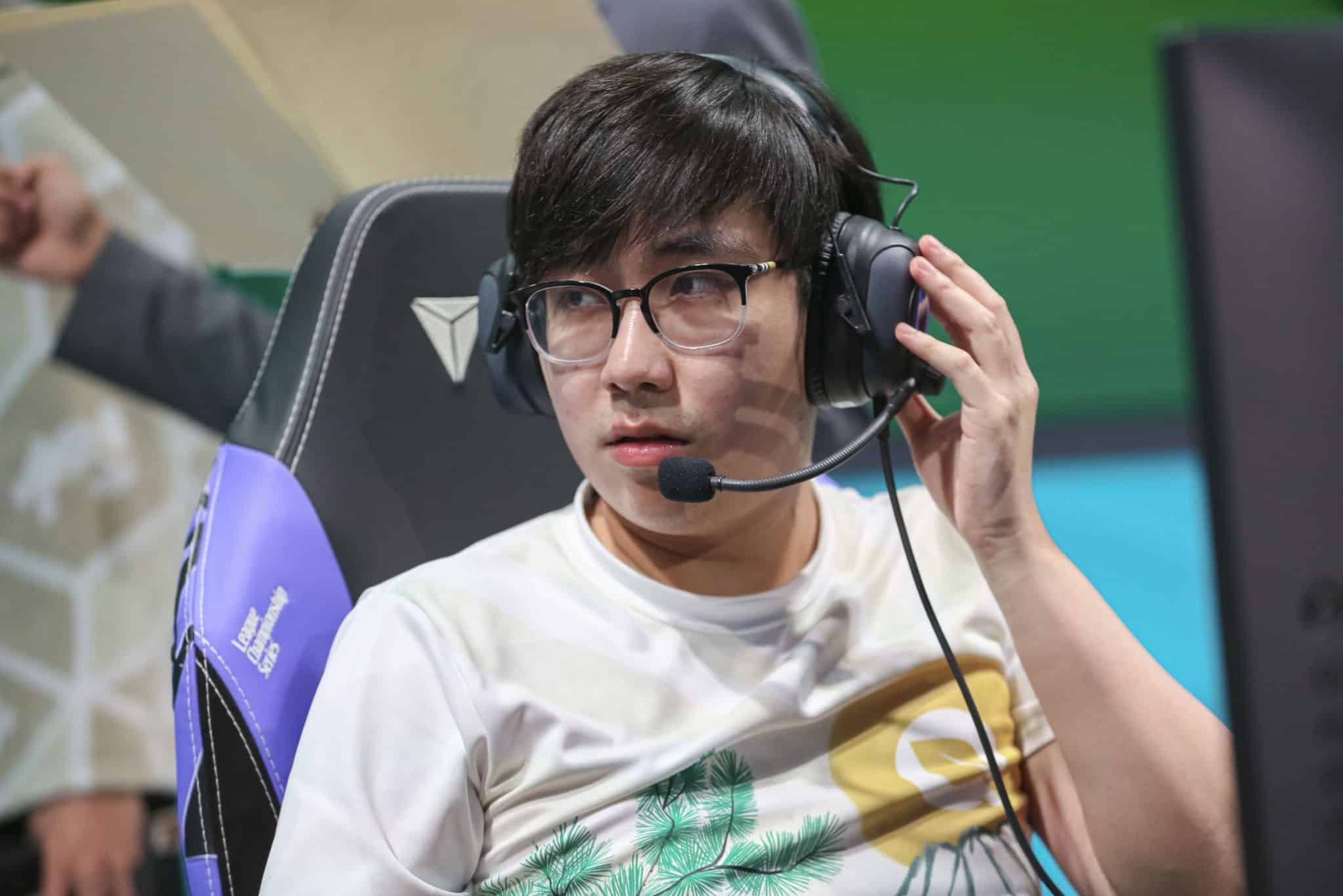 Johnsun touching headset playing for FlyQuest in LCS 2021