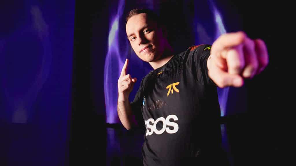 Derke on Fnatic pointing at the camera