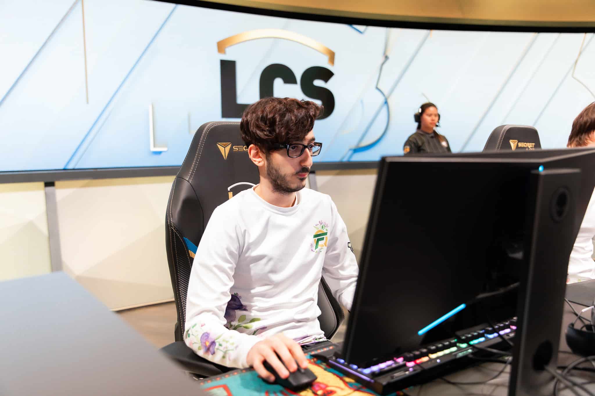 V1per sitting on LCS stage playing for FlyQuest
