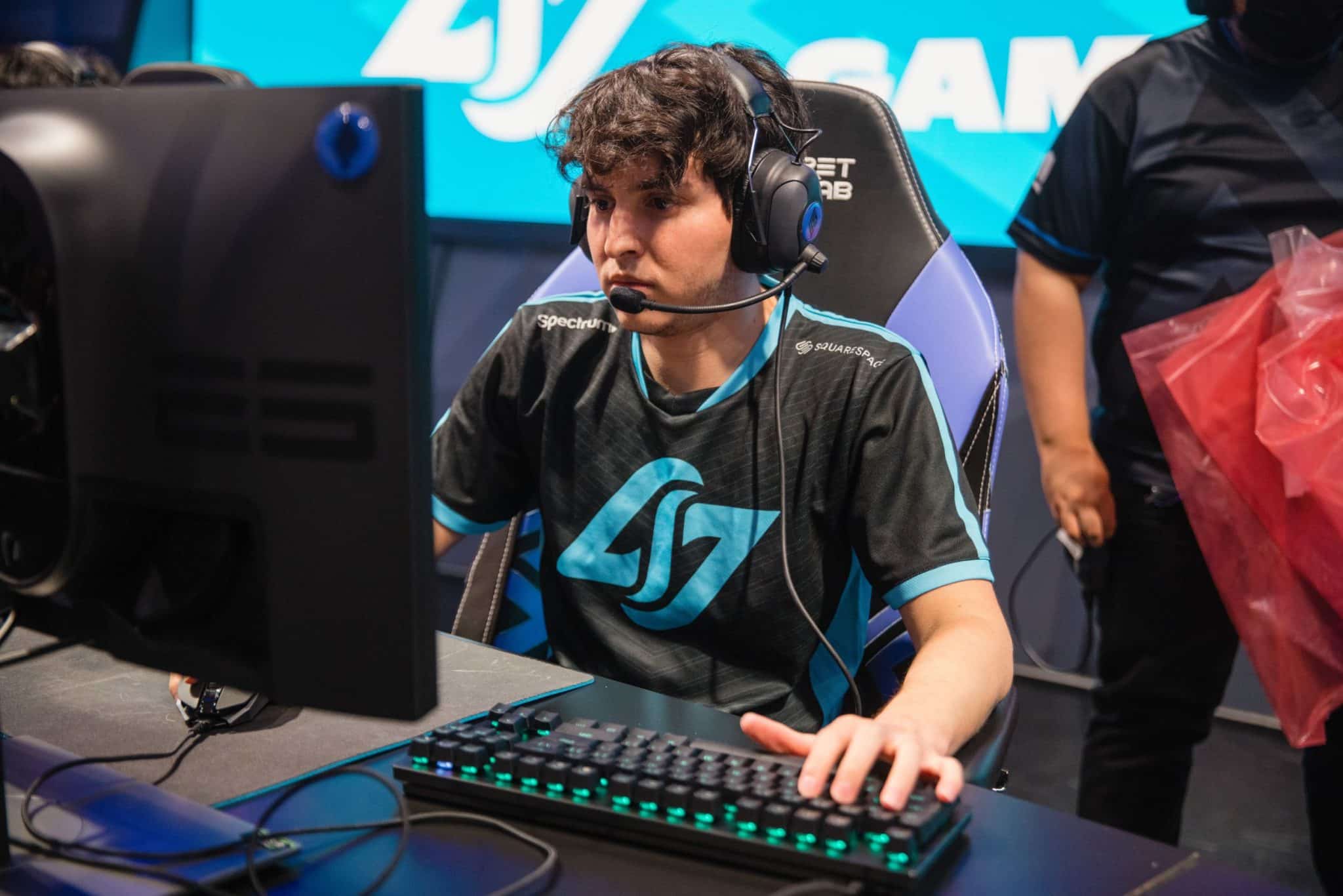 Contractz playing League of Legends for CLG in LCS 2022