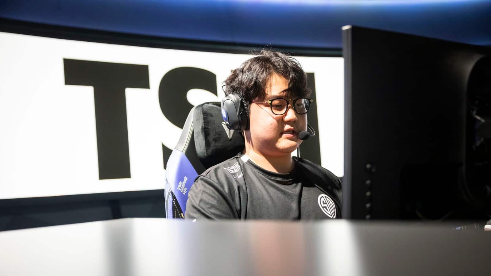 Huni competes in LoL for TSM on stage