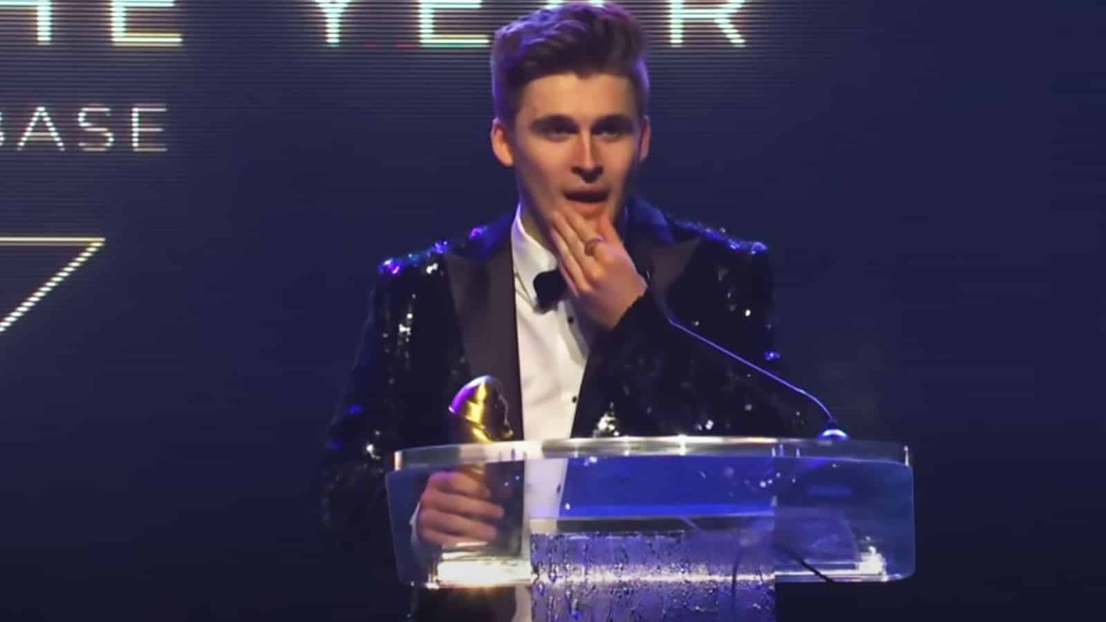 YouTuber Ludwig accepting streamer of the year at the Streamer Awards screenshot.