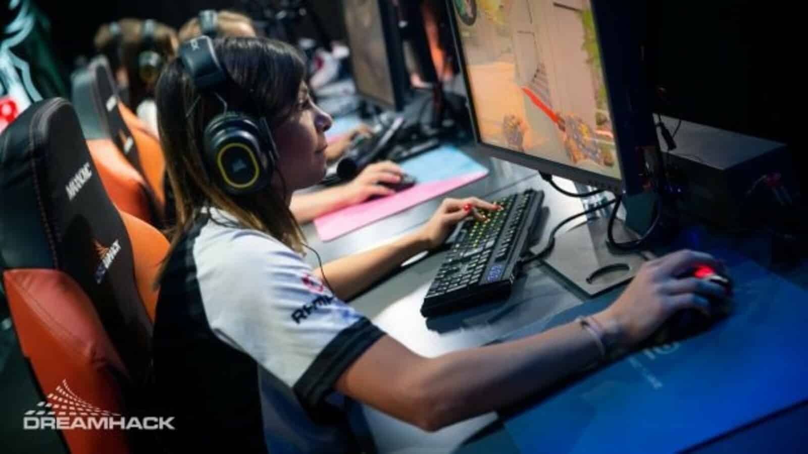 zAAz playing CS on stage at an event