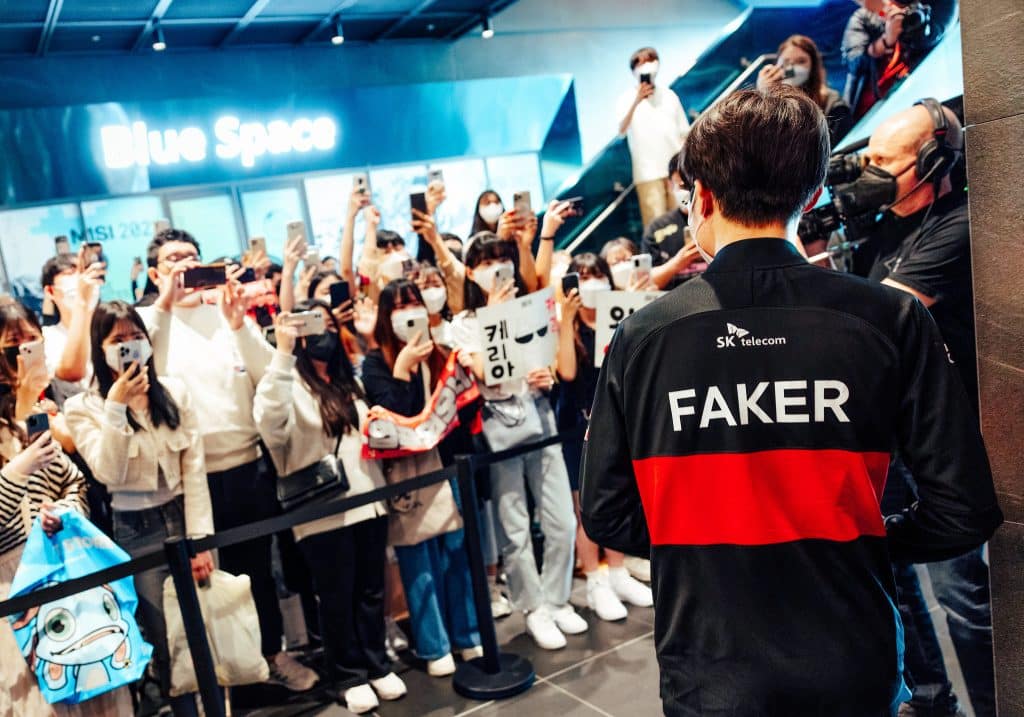 Faker walking out to fan applause at MSI 2022