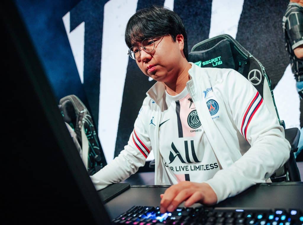 Bay playing League of Legends at MSI 2022