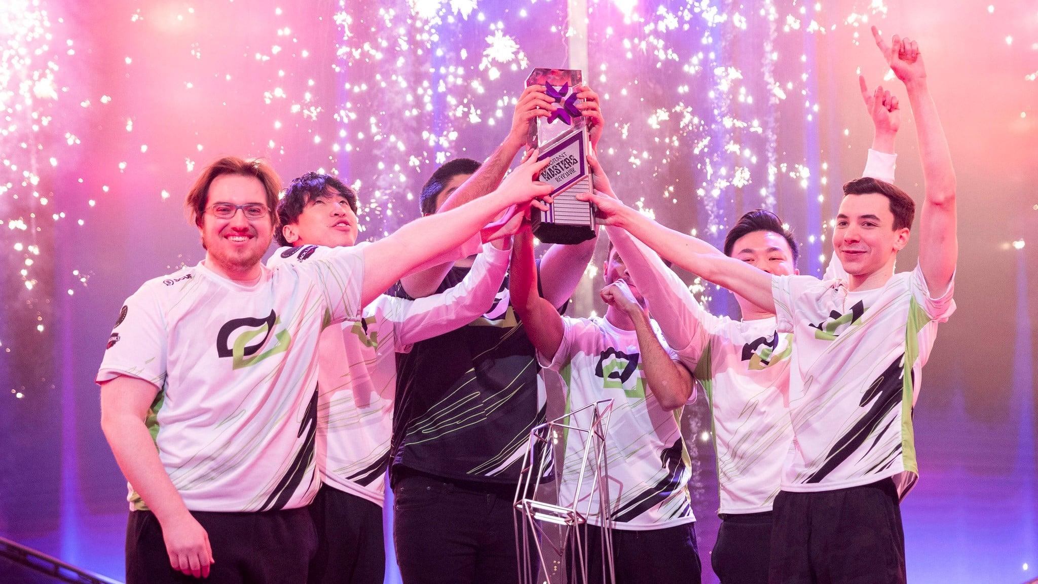 OpTic hold up the 2022 Masters Iceland trophy as a team