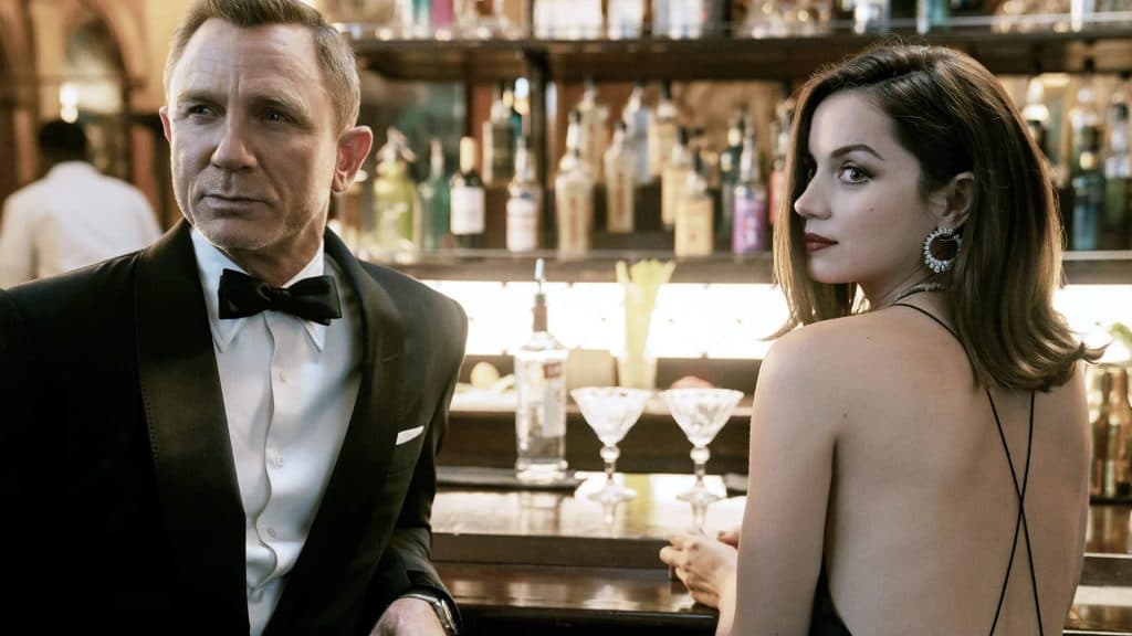 daniel-craig-at-the-bar-with-ana-de-armas-in-no-time-to-die