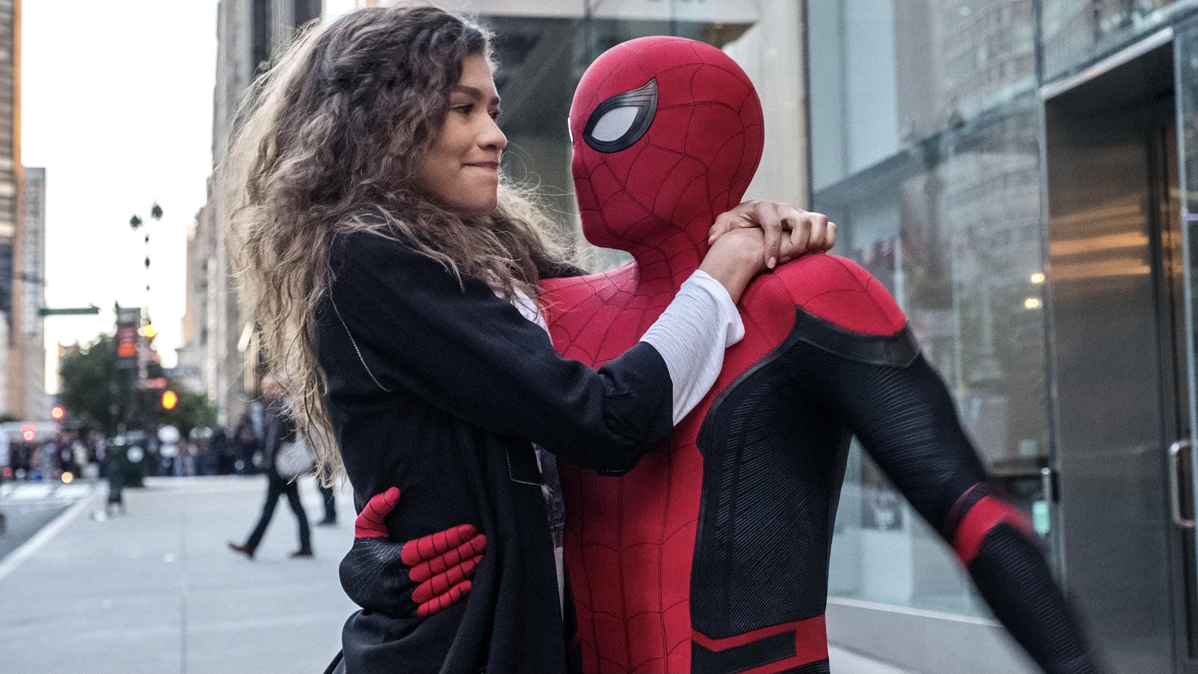 zendaya-mary-jane-holds-onto-peter-parker-spider-man-in-far-from-home