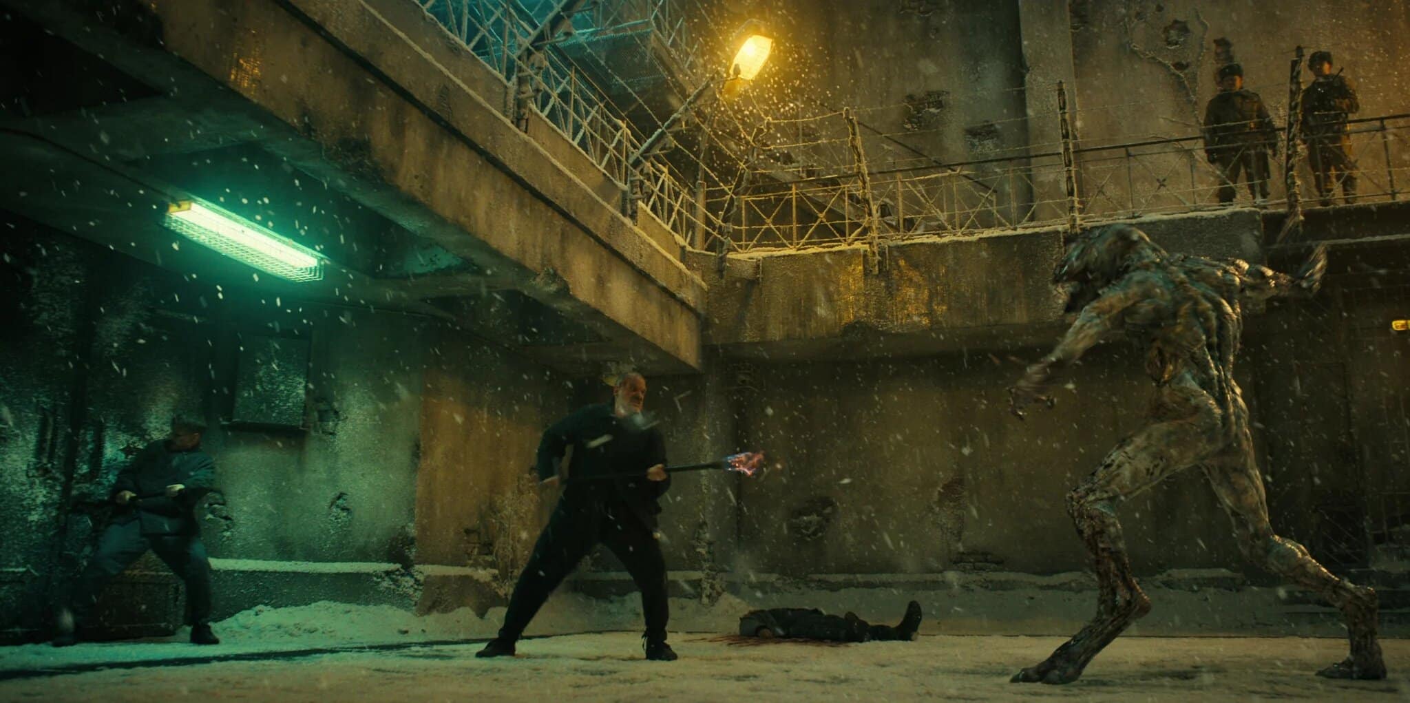 Hopper fights a demogorgan in stranger things season 4