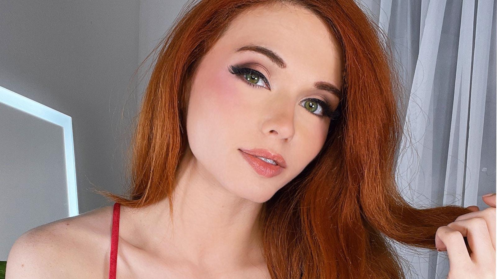 Amouranth posing in Twitter picture