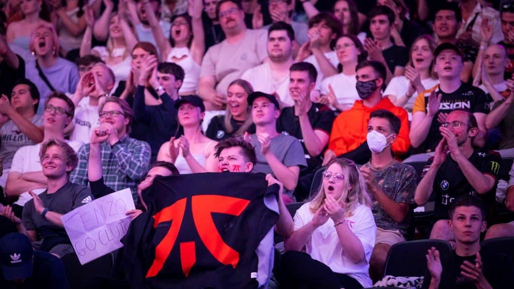 The crowd at Valorant Masters Copenhagen lift up a Fnatic flag
