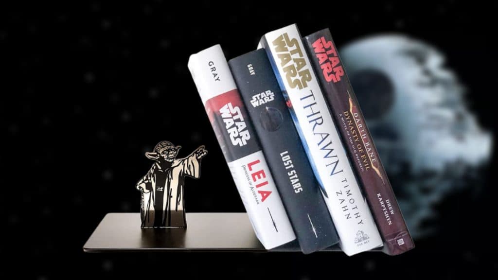Star Wars yoda holding books up