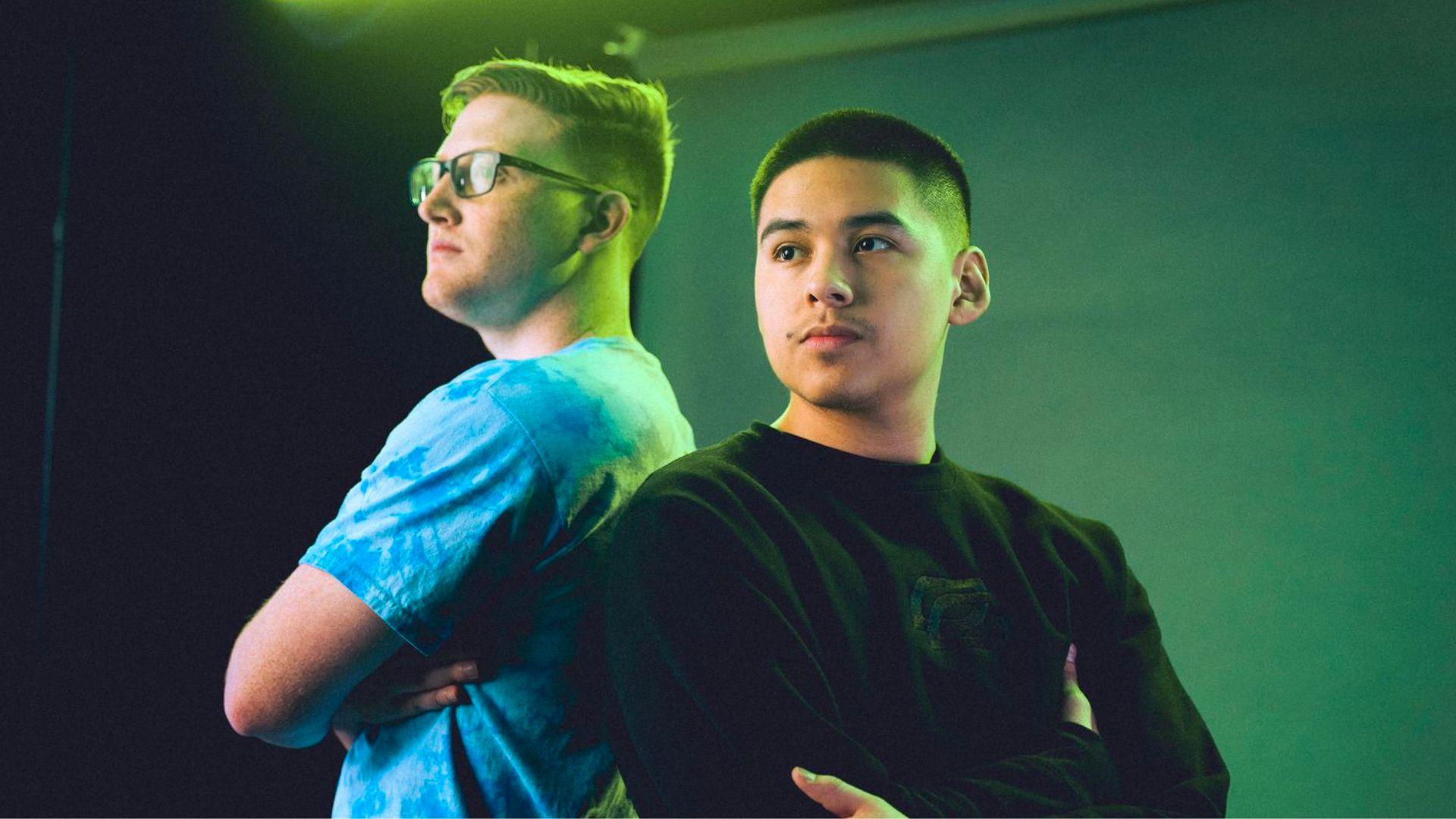Scump and Shotzzy stood back to back in black and blue shirts