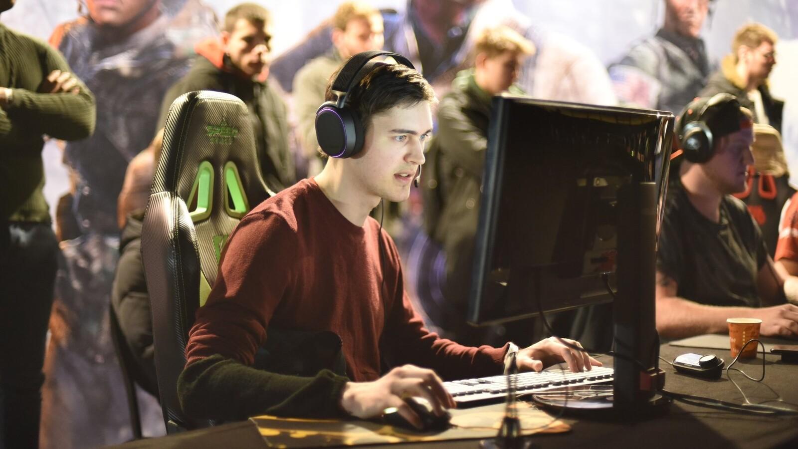 MaxStrafe competing before ALGS Split 1 playoffs in 2023 before the Apex Legends pro could not leave Ukraine