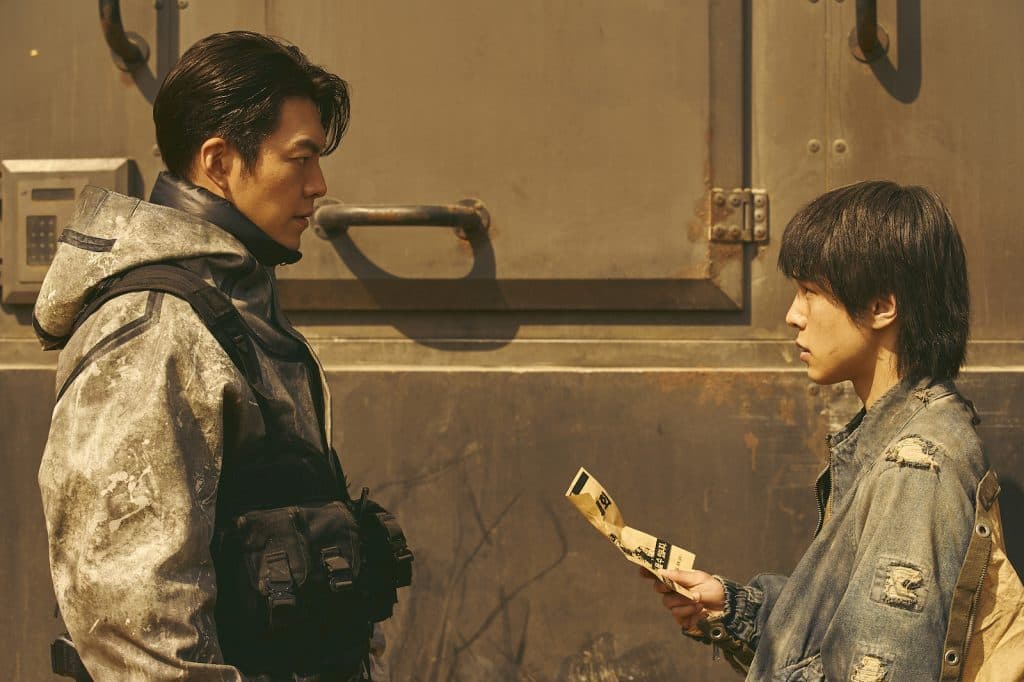 Kim Woo-bin as 5-8 and Kang You-Seok as Sa-wol in Black Knight