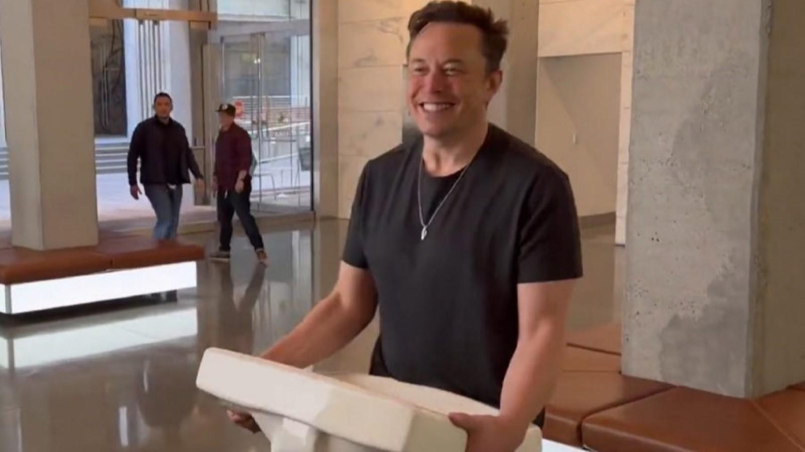 Elon Musk robs twitter user and laughs at him