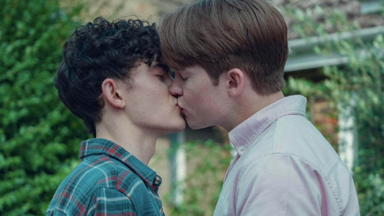 Charlie and Nick kiss in Heartstopper Season 2