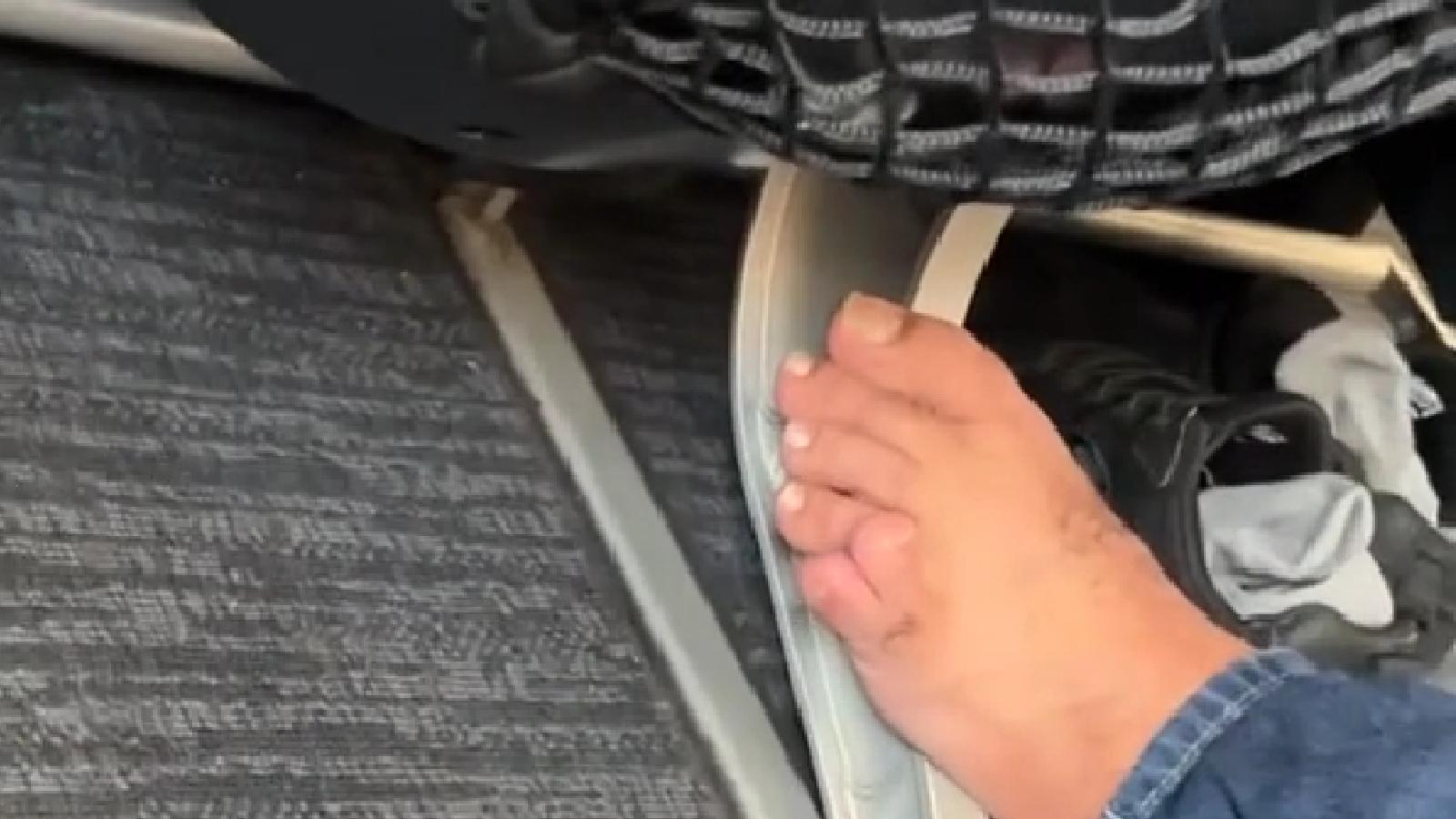 Passenger goes viral for barefoot sixth toe on flight - Dexerto