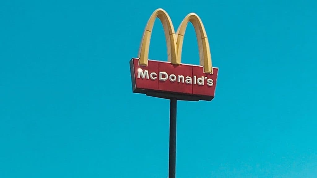 Una lavoratrice di McDonald’s spiega perché ignora i clienti del drive-thru
