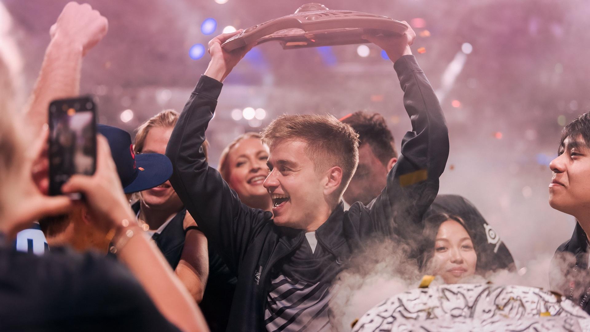 an featuring Johan "n0tail" Sundstein with the Aegis of the Champions trophy after winning TI9.