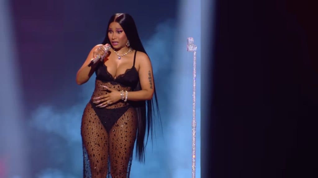 Nicki Minaj se apresenta no palco em cerimônia de premiação
