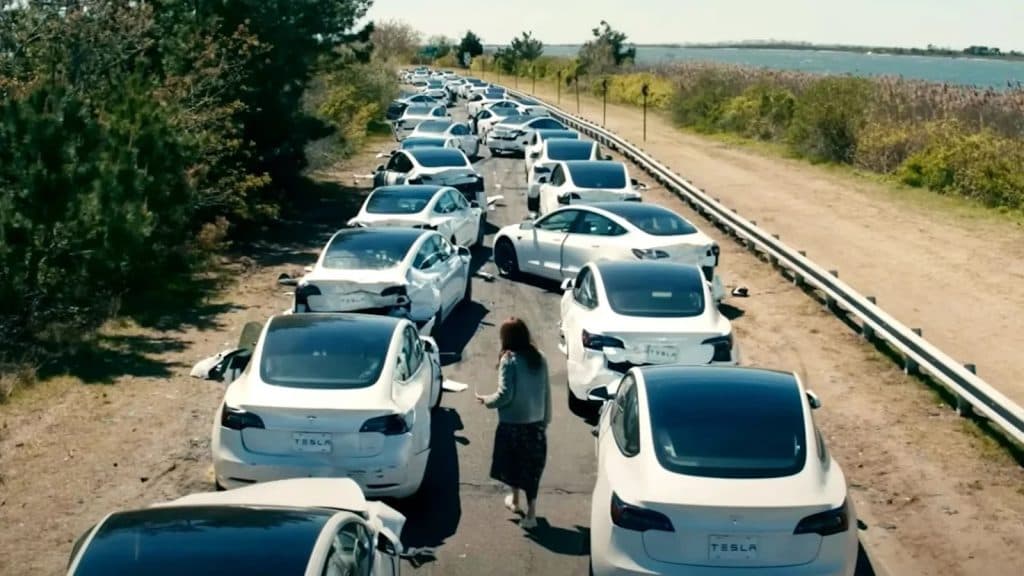 Julia Roberts surrounded by Teslas in Leave the World Behind