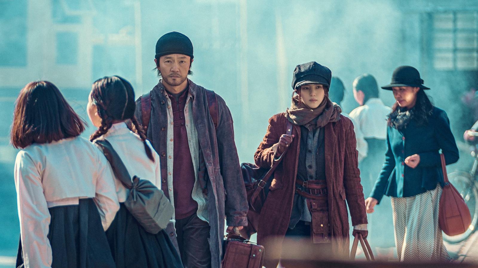 Cho Han-cheul as Yoon Jung-won, Han So-hee as Yoon Chae-ok in Gyeongseong Creature.