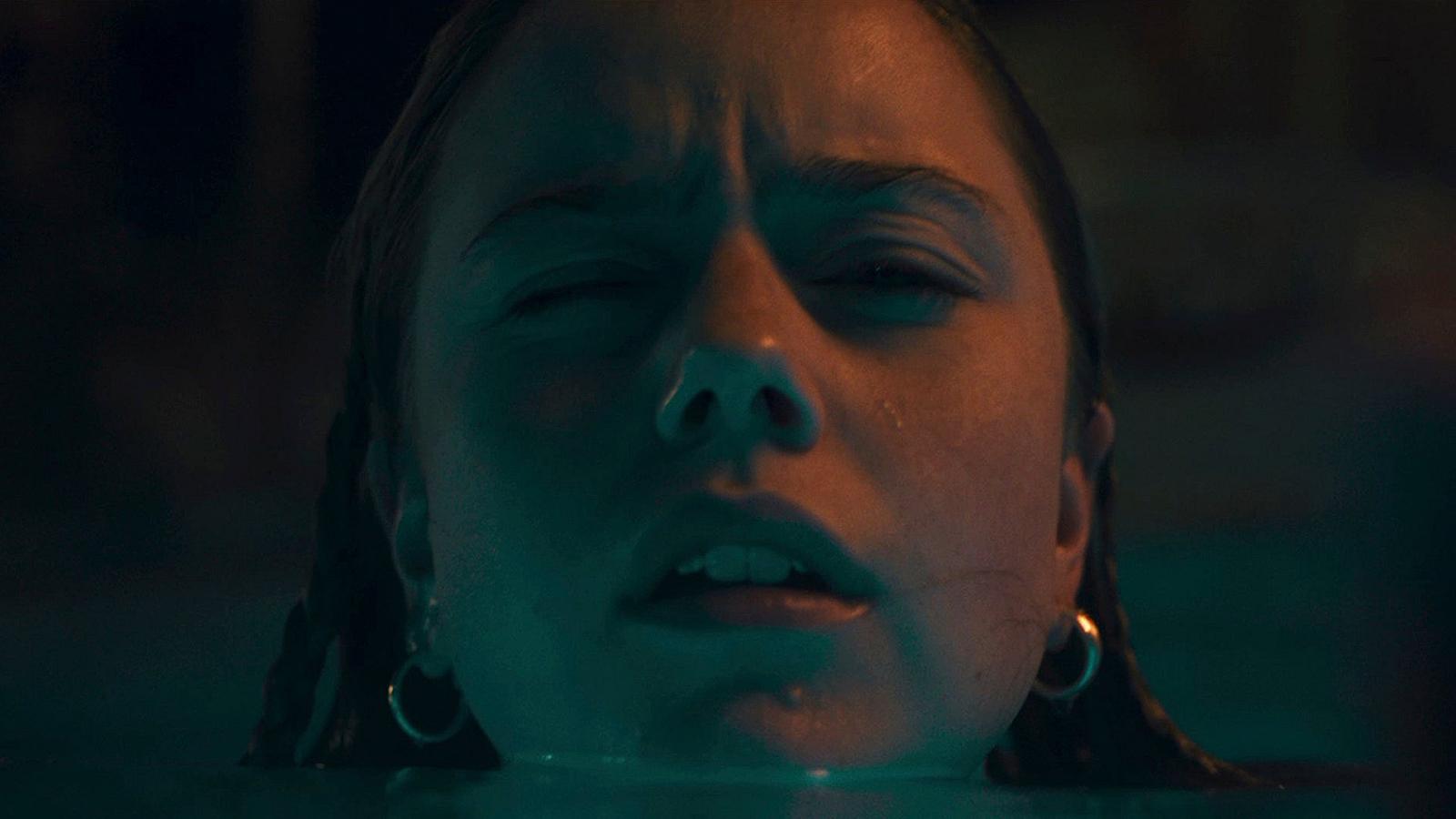 Amélie Hoeferle as Izzy Waller in Night Swim