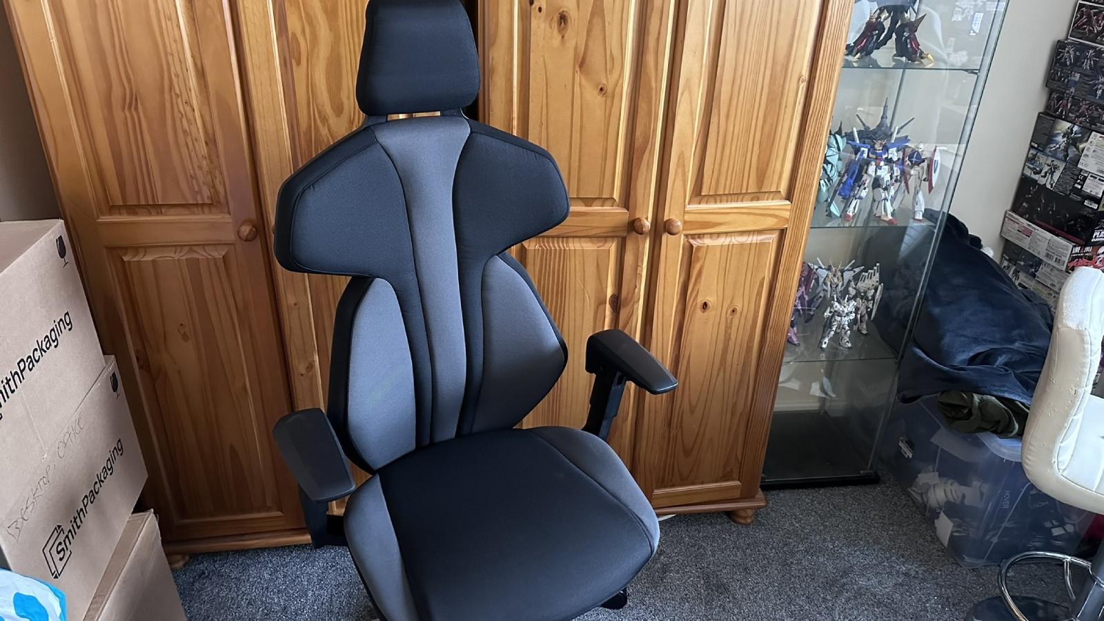 Sybr Si1 gaming chair in black inside a room