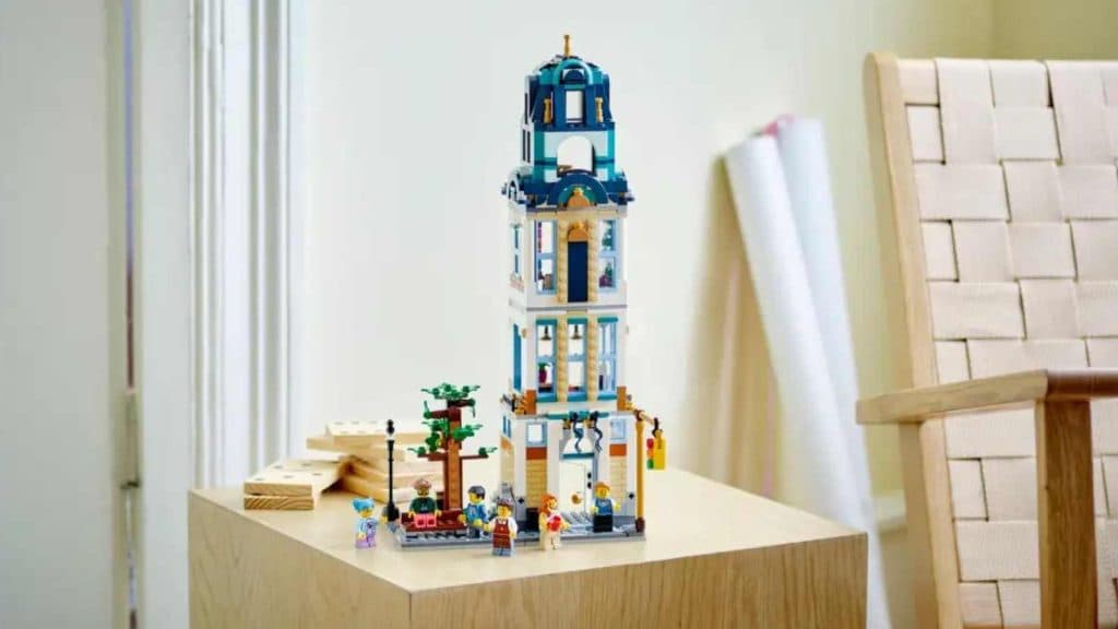 The skyscraper model in the LEGO Creator 3in1 Main Street set.