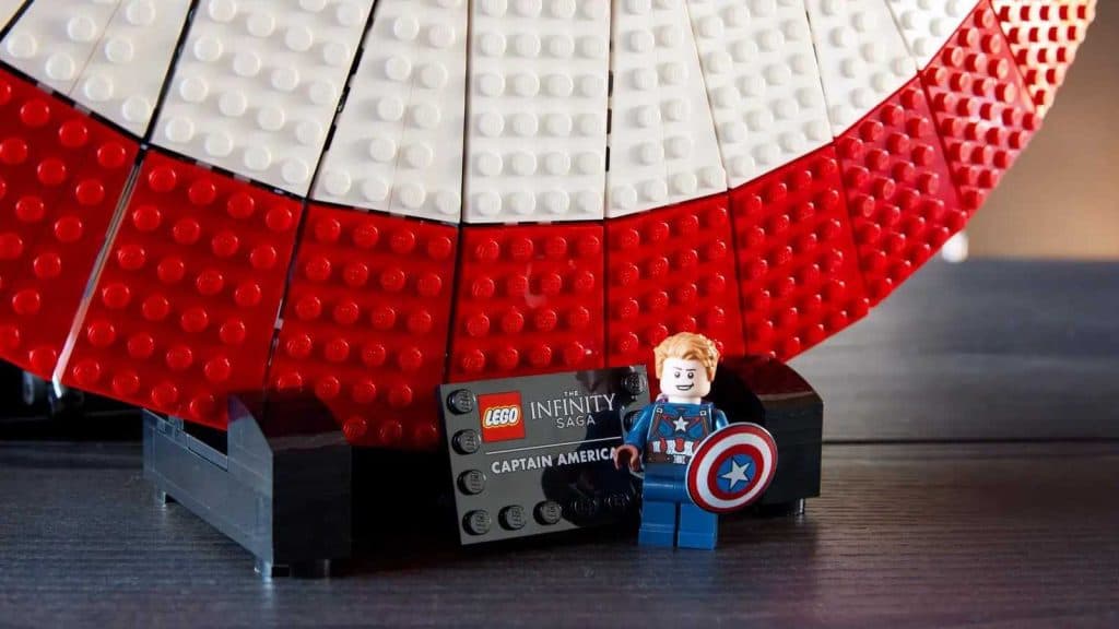 The Captain America minifigure included in the LEGO Marvel Captain America's Shield set.