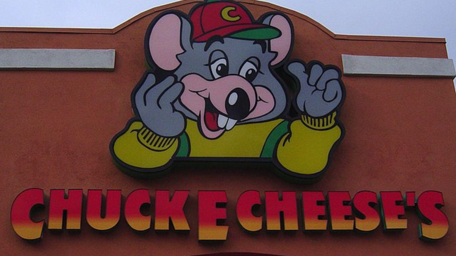 chuck e. cheese restaurant sign