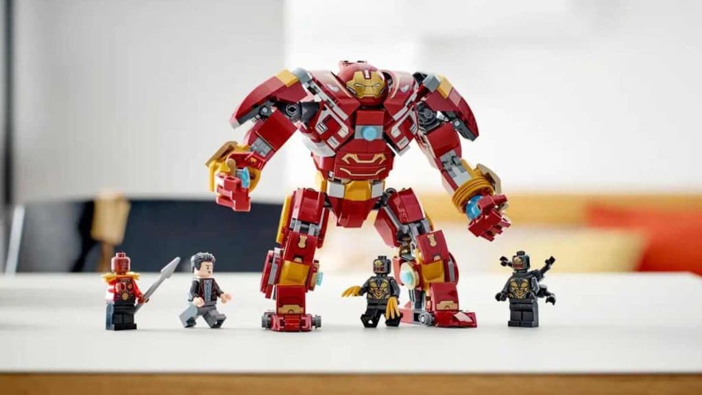 The LEGO Marvel The Hulkbuster: The Battle of Wakanda on display with the minifigures included with the set.
