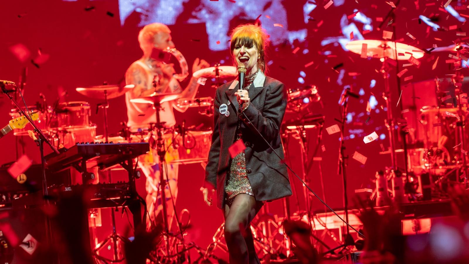 Paramore performs in concert and drowned in confetti