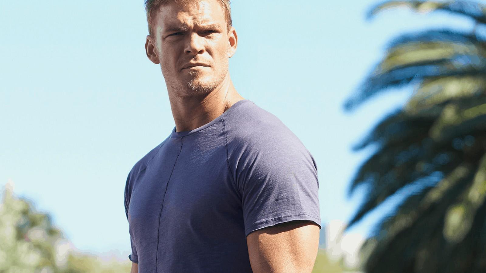 Alan Ritchson in a tight fitting t-shirt in Reacher.