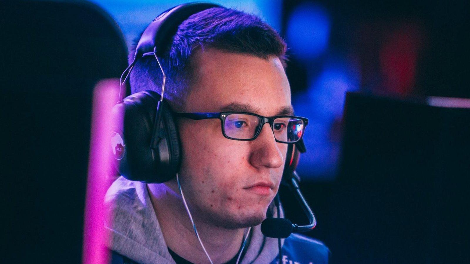Aches competing in Call of Duty.