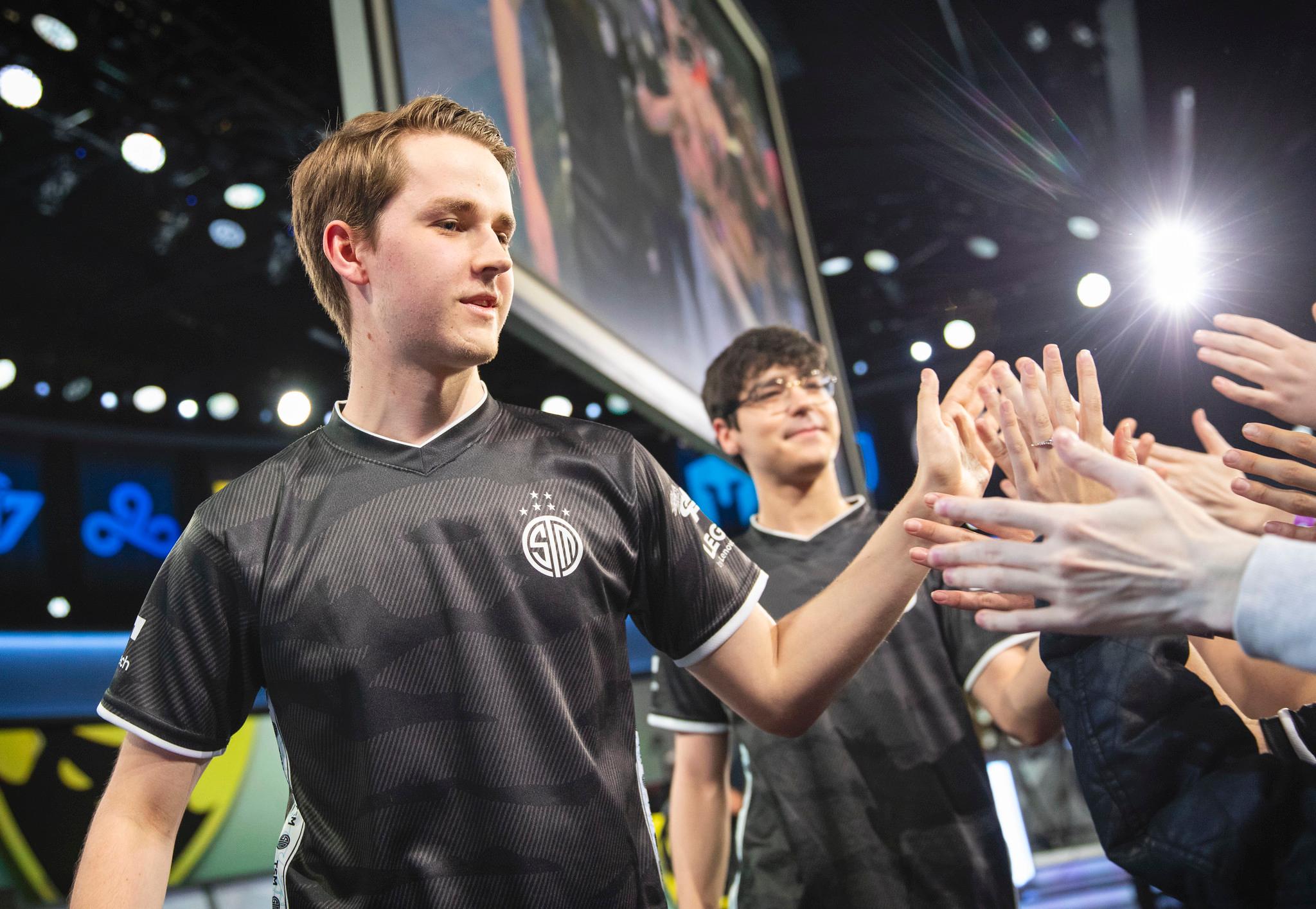 Kobbe high fiving TSM fans during LCS