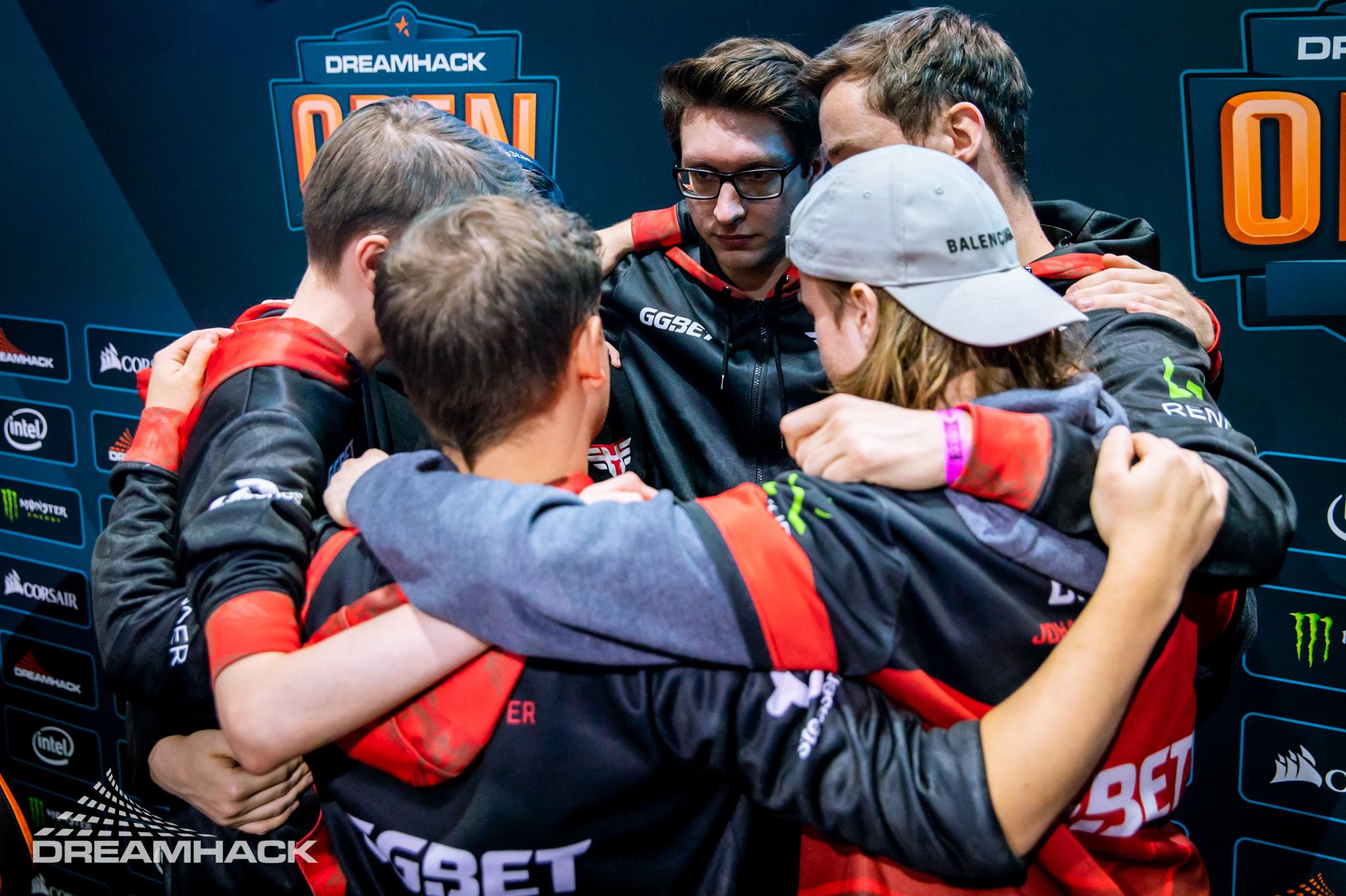 Heroic in a huddle at DreamHack Leipzig 2020