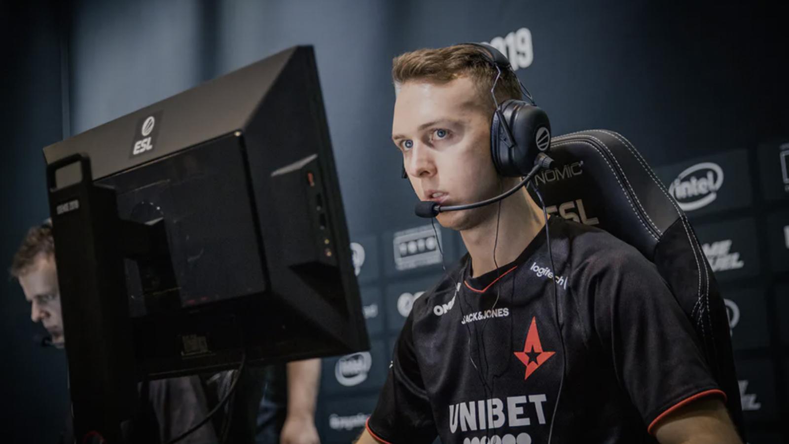 Gla1ve playing CS:GO at a tournament for Astralis