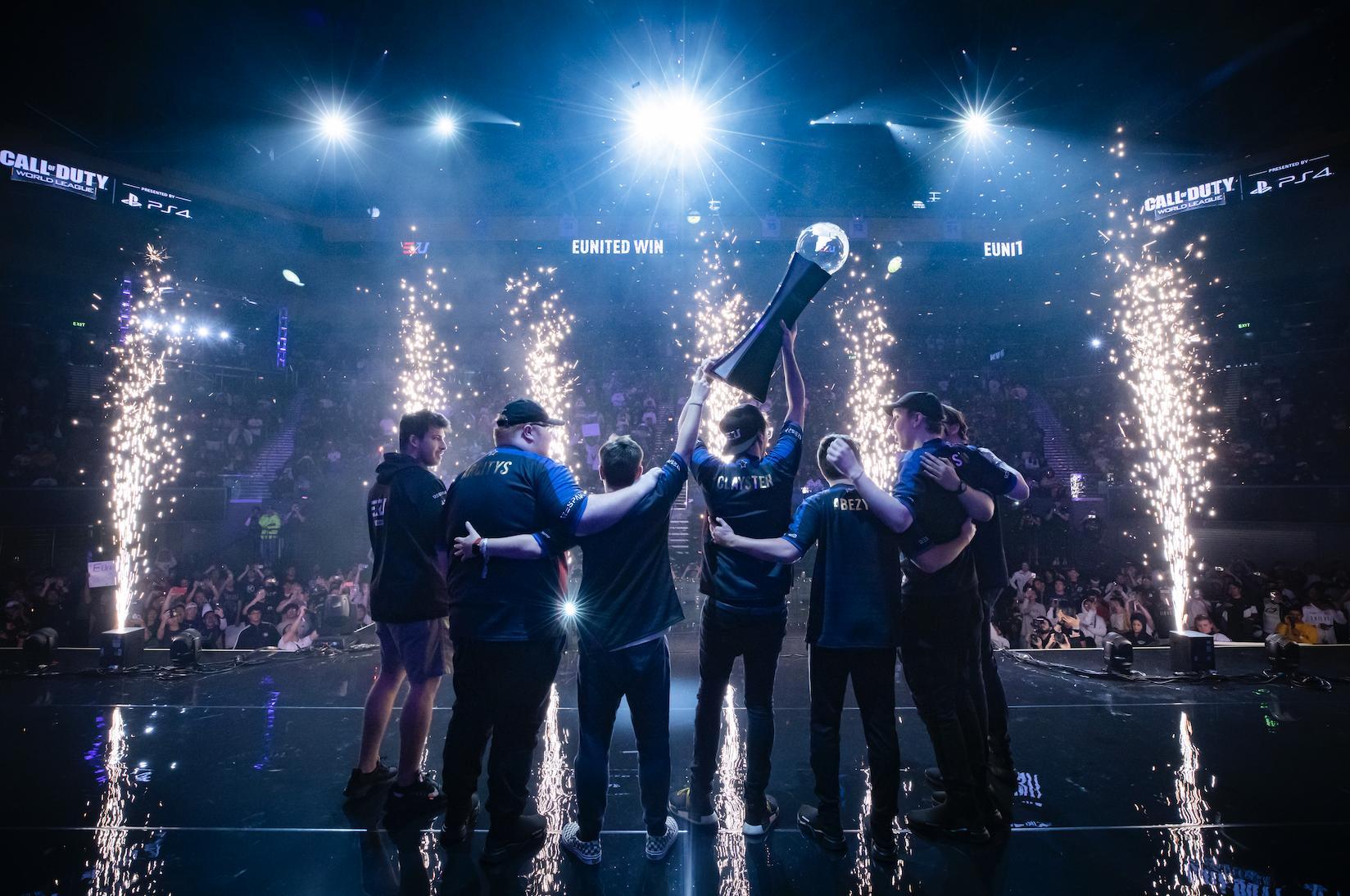eUnited lifting the CWL World Championships trophy.