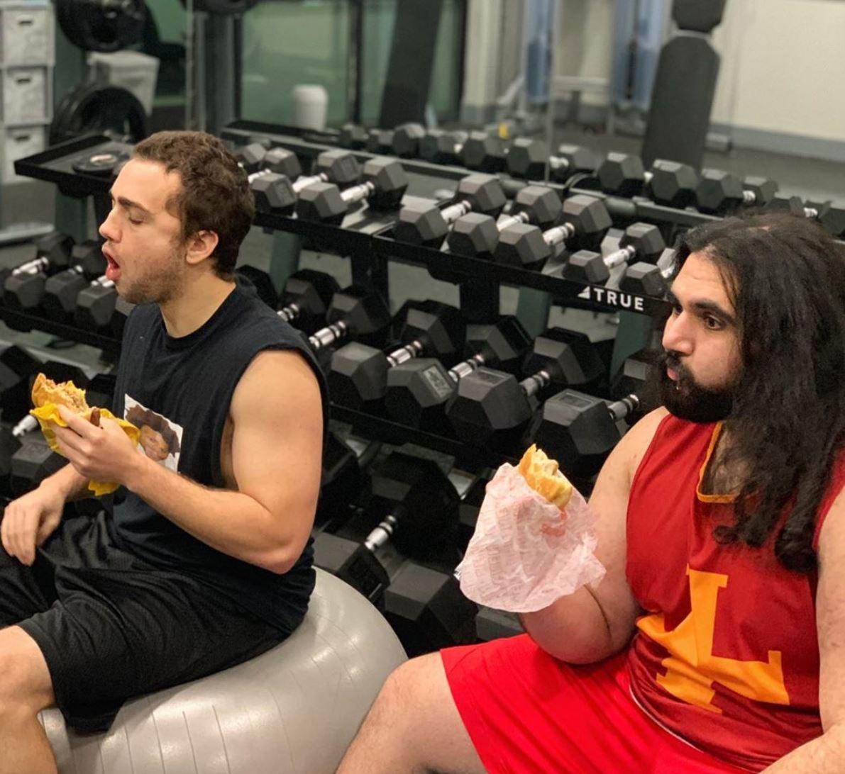 Esfand and Mizkif eat burgers at the gym.