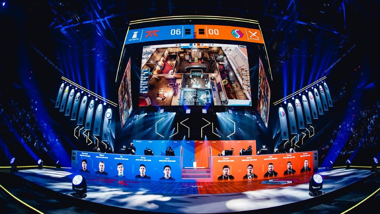 Fnatic and BDS playing at Six Invitational 2020