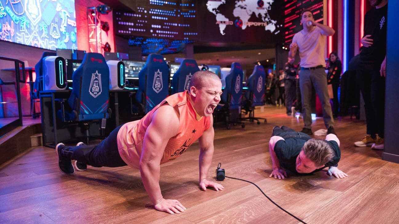 Tyler1 doing pushups at all star event