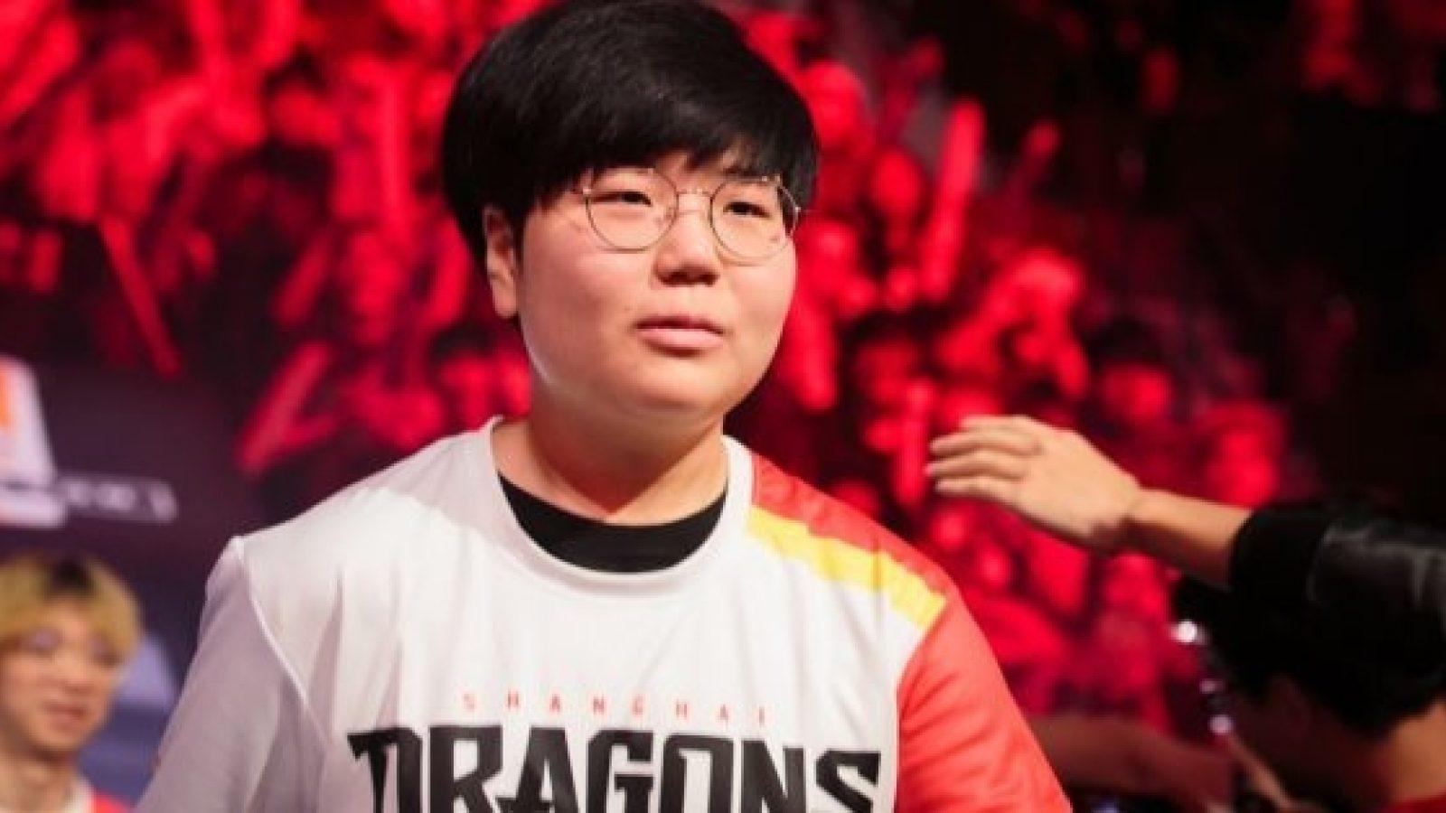 Geguri enters the Blizzard Arena as part of the Dragons roster