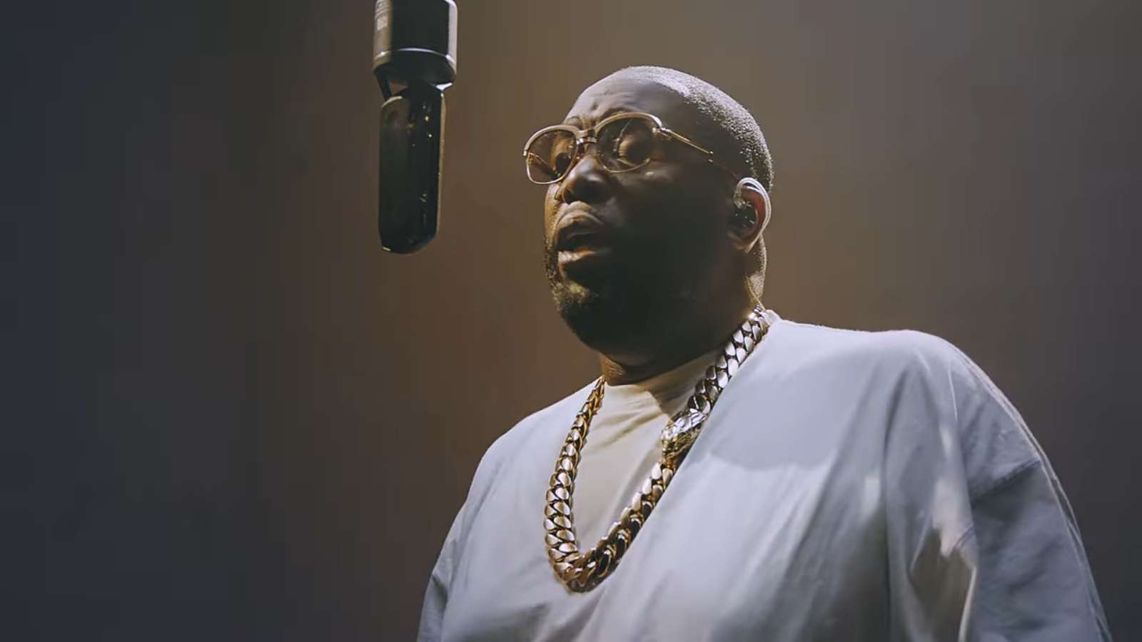 Killer Mike performs in the studio