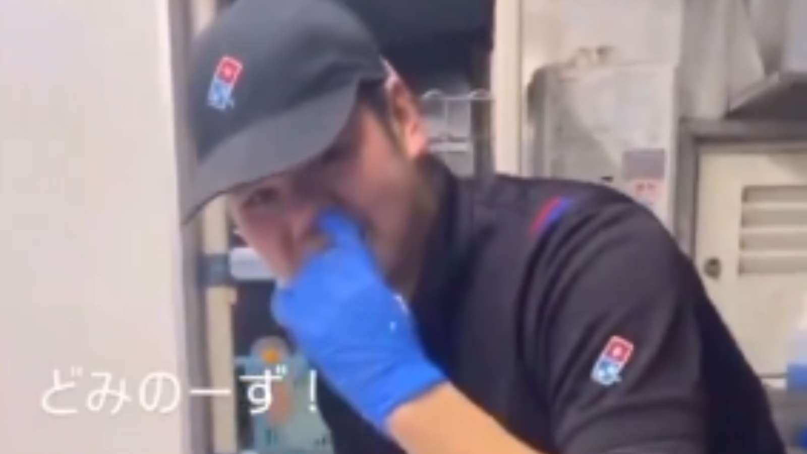 domino's employee caught picking his nose while making pizza