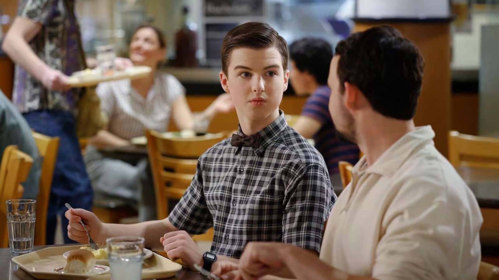 Sheldon Cooper in Young Sheldon in cafeteria