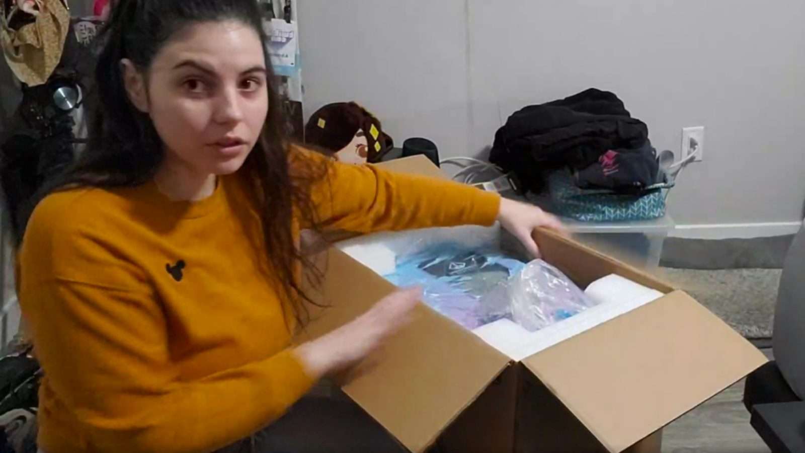 Twitch streamer Aikobliss unboxing her new PC on stream.