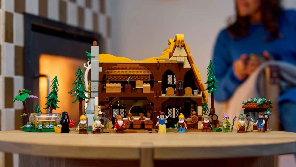The back of the LEGO Disney Snow White and the Seven Dwarfs' Cottage set
