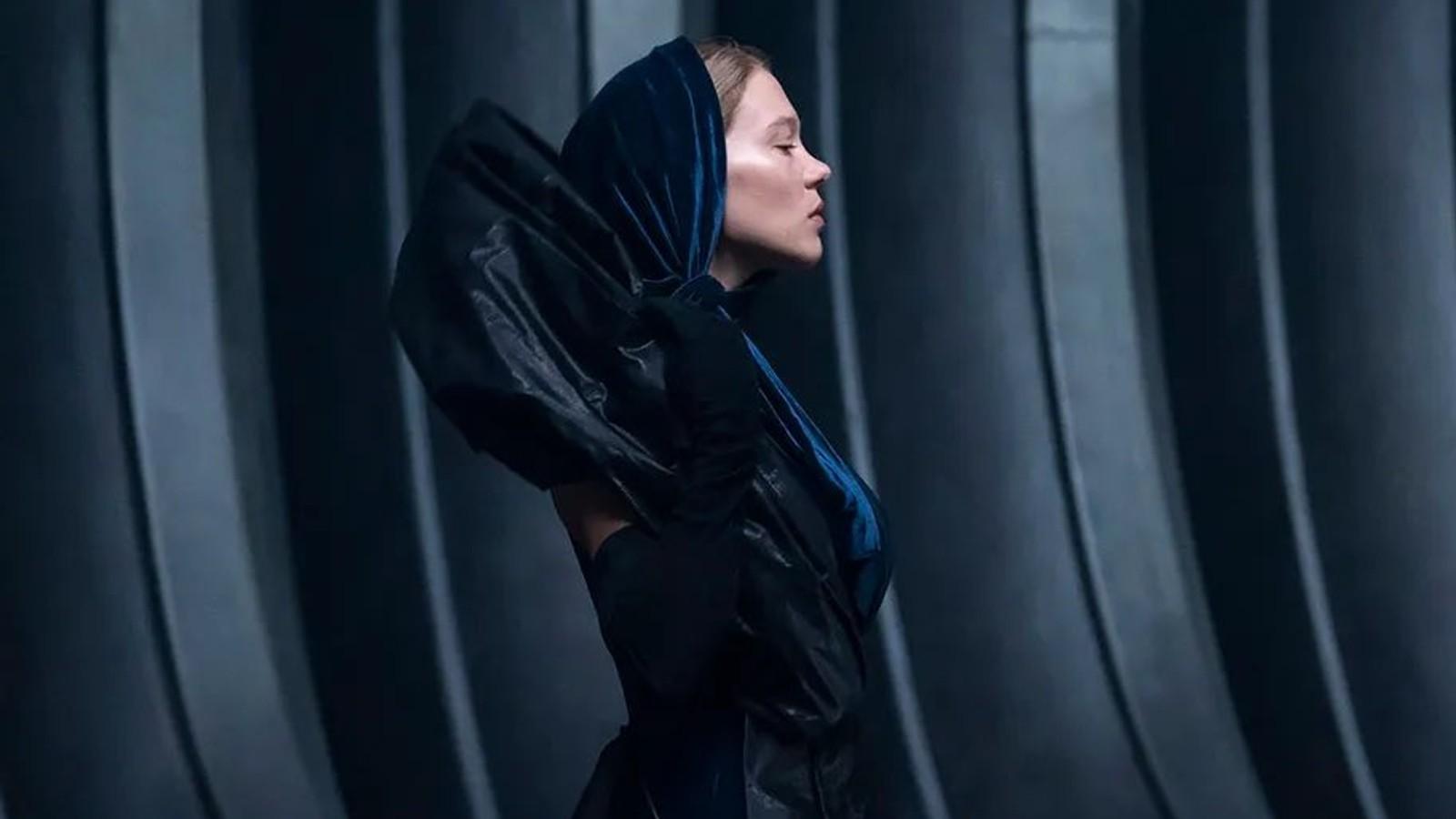 Lady Margot Fenring in a dark shawl, as played by Léa Seydoux in Dune 2.